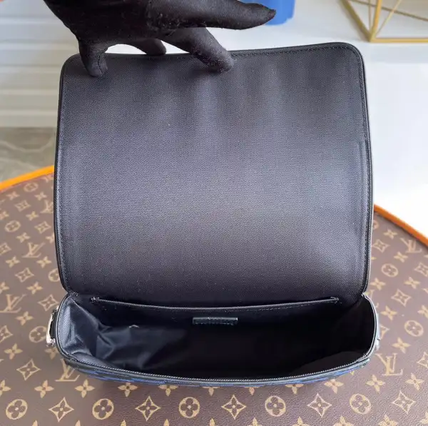 First bag ru LOUIS VUITTON STUDIO MESSENGER