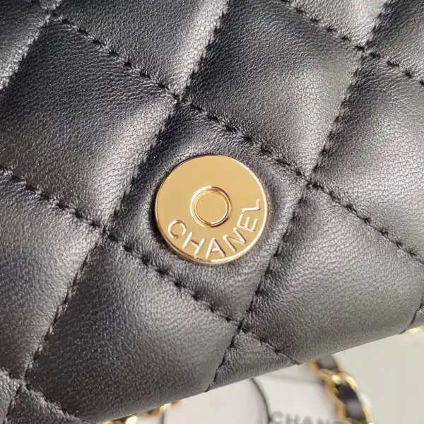 Firstbag Ru CHANEL GLASSES CASE WITH CHANELASSIC CHAIN