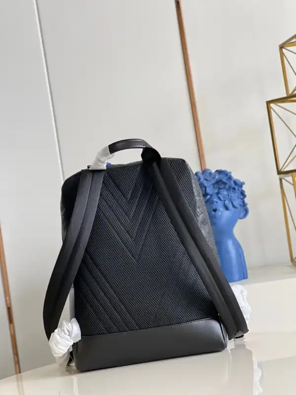 First bag ru Louis Vuitton DEAN BACKPACK