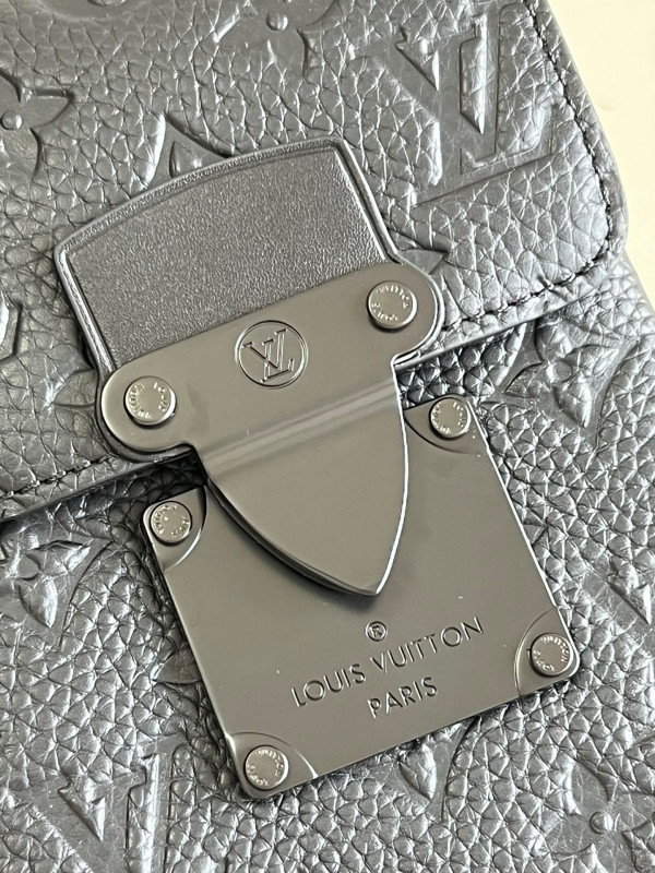 HOT SALE LOUIS VUITTON S-LOCK VERTICAL WEARABLE WALLET