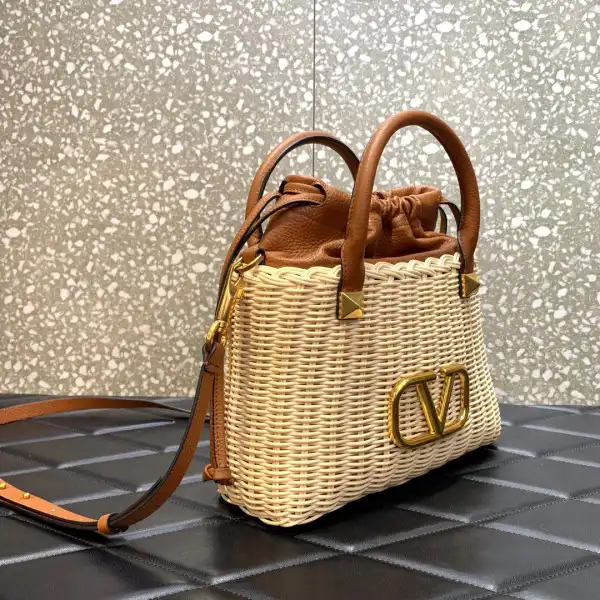 Frstbag ru VALENTINO VLOGO SIGNATURE WICKER BUCKET BAG