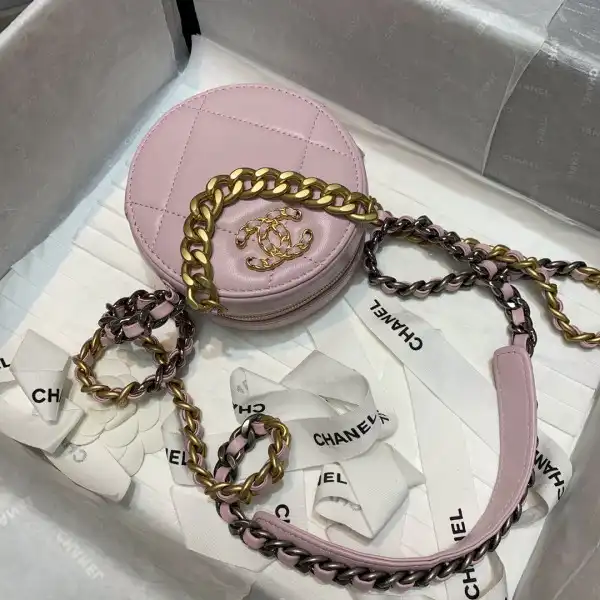 First bag ru CHANEL 19 CHANELUTCH WITH CHAIN