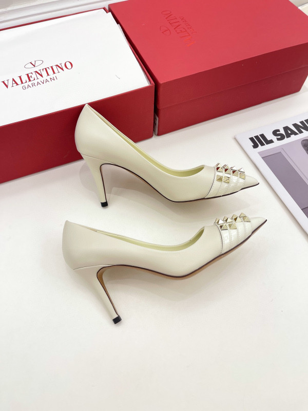 VALENTINO ROCKSTUD ALCOVE KIDSKIN AND PATENT-LEATHER PUMP