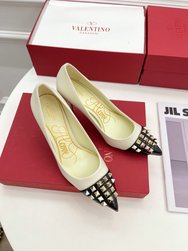 HOT SALE VALENTINO ROCKSTUD ALCOVE KIDSKIN AND PATENT-LEATHER PUMP