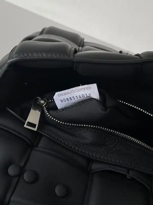 First Bag Ru BOTTEGA VENETA THE CHAIN CASSETTE