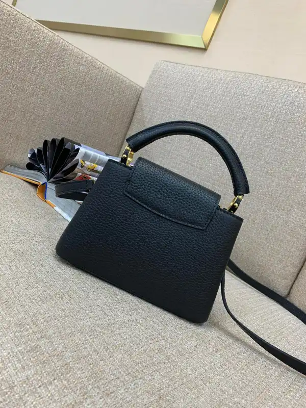 First bag ru LOUIS VUITTON CAPUCINES MINI