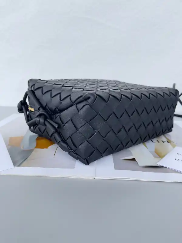 Yupoo bagsoffer BOTTEGA VENETA Small Loop Camera Bag