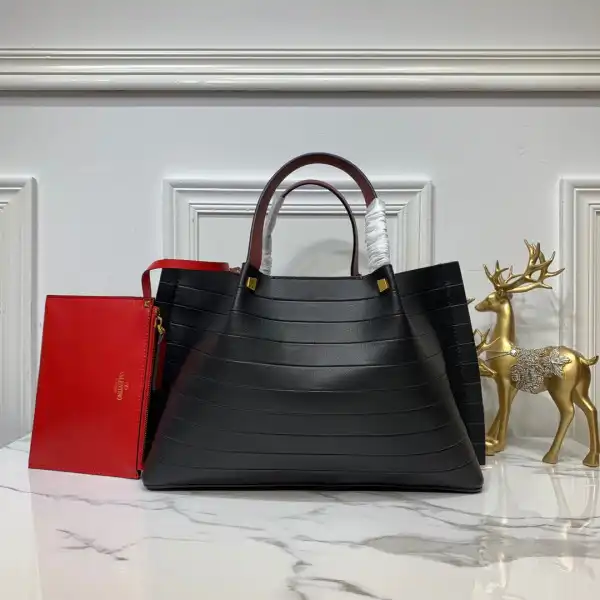 First bag ru VALENTINO GARAVANI ESCAPE TOTE BAG