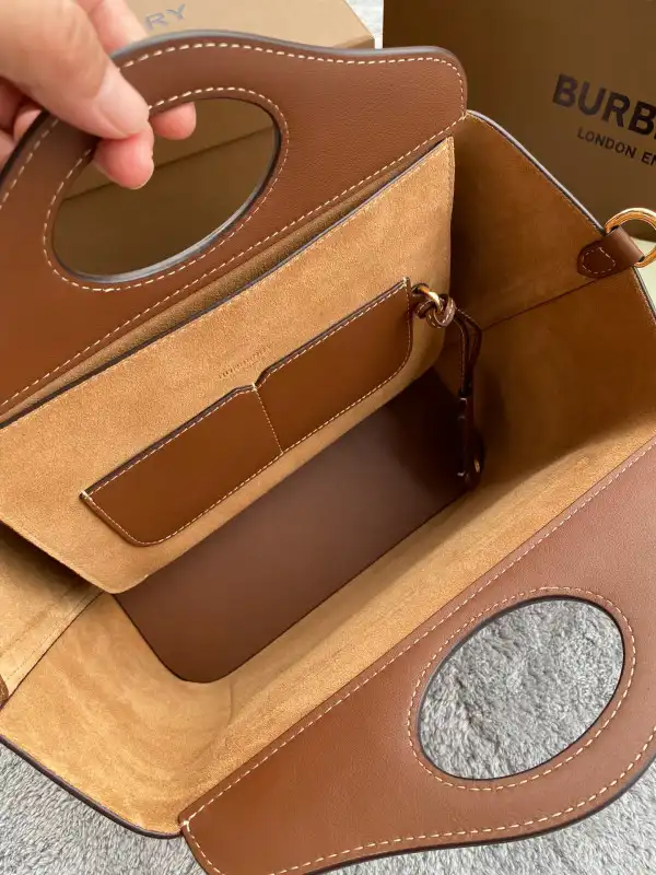 First bag ru BURBERRY Pocket Tote