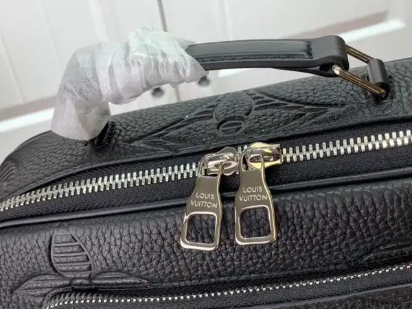 LOUIS VUITTON MESSEANGER BAG