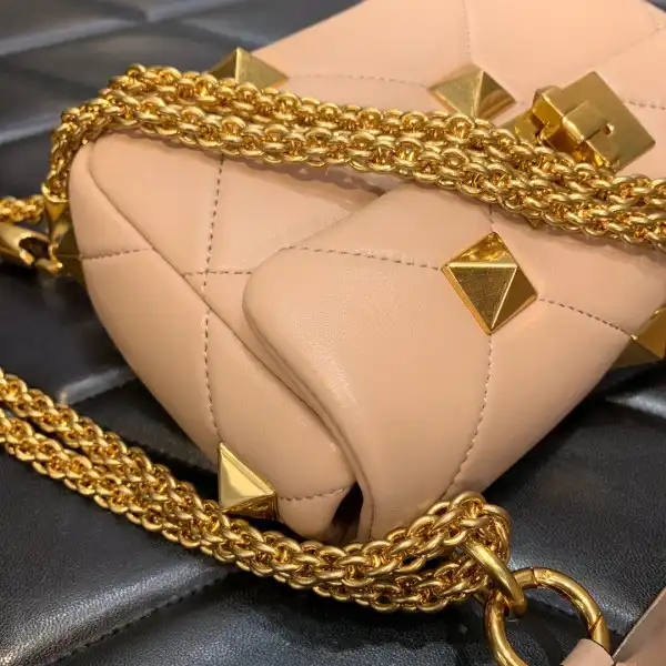 VALENTINO ONLINE EXCHANELUSIVE SMALL ROMAN STUD THE SHOULDER BAG WITH CHAIN