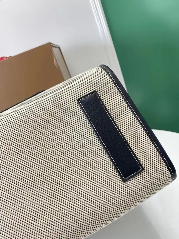 BURBERRY SMALL Freya TOTE