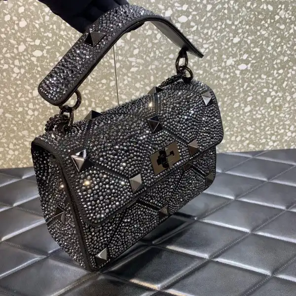 First bag ru VALENTINO MEDIUM ROMAN STUD THE SHOULDER BAG WITH CHAIN