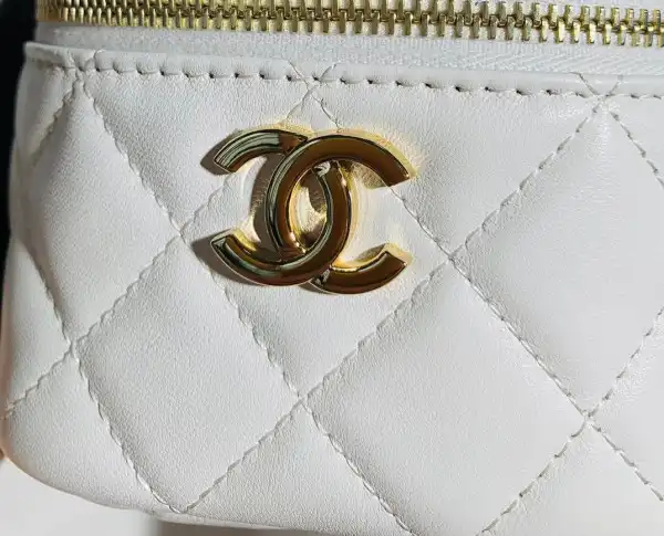 CHANEL CHANELUTCH WITH HANDLE