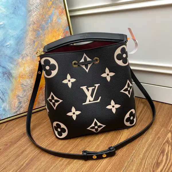 LOUIS VUITTON NÉONOÉ