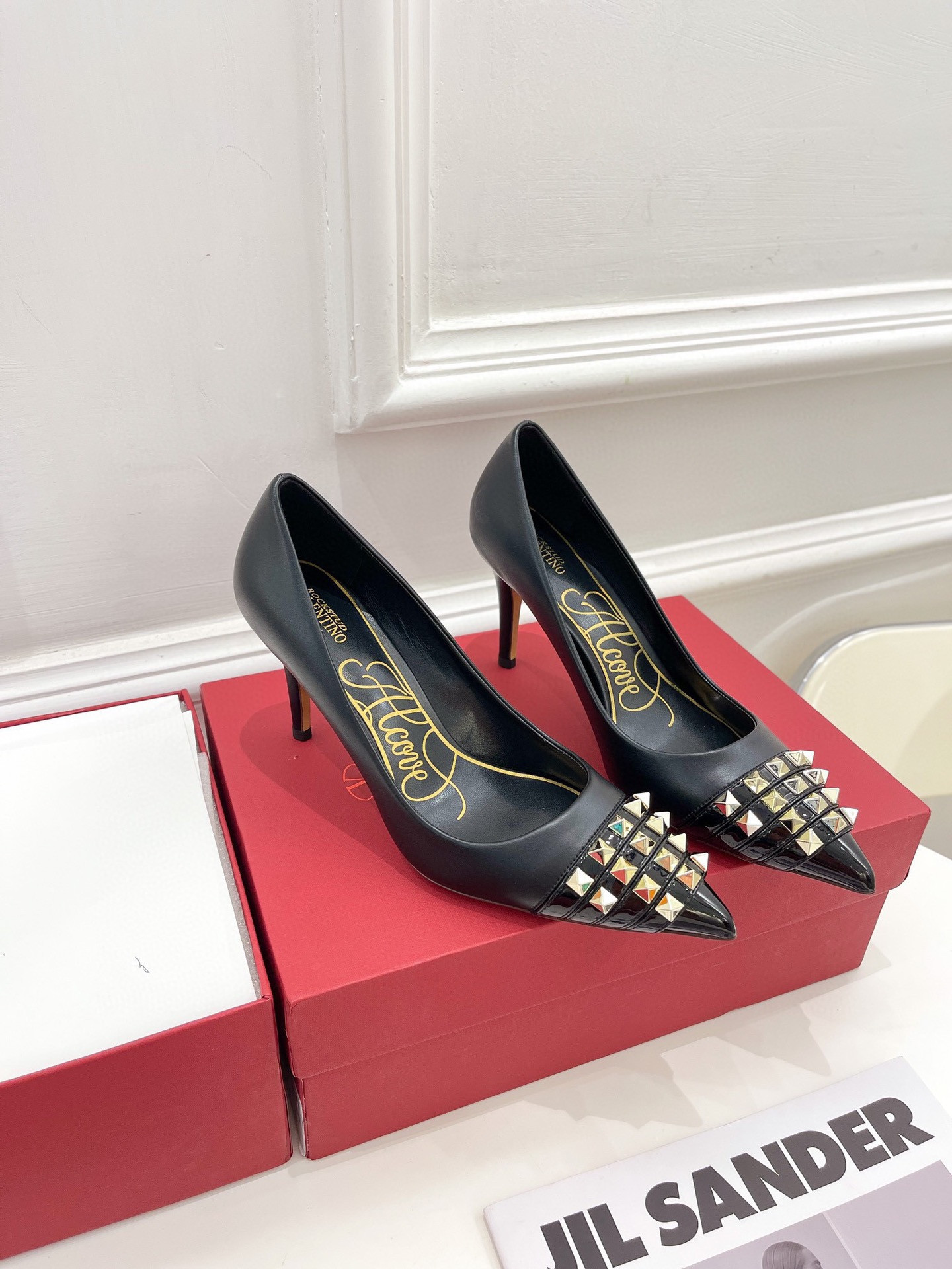 HOT SALE VALENTINO ROCKSTUD ALCOVE KIDSKIN AND PATENT-LEATHER PUMP