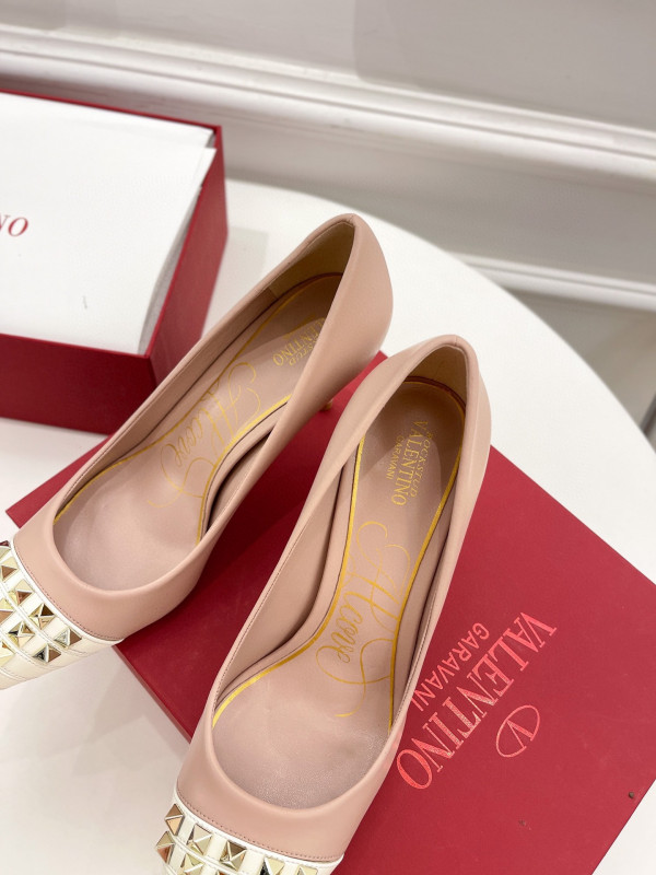 [FREE SHIPPING] VALENTINO ROCKSTUD ALCOVE KIDSKIN AND PATENT-LEATHER PUMP