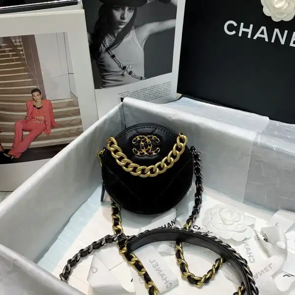 CHANEL 19 CHANELUTCH WITH CHAIN