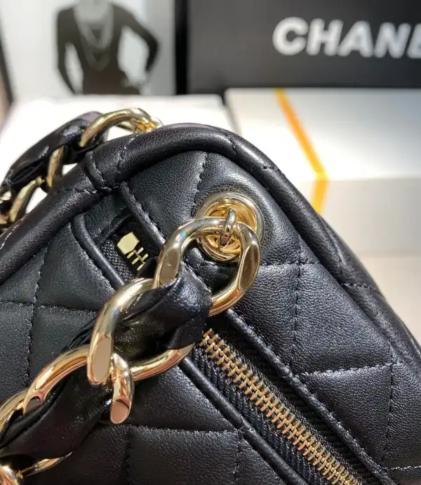 CHANEL CHANELUTCH WITH HANDLE