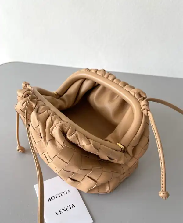 First bag ru BOTTEGA VENETA MINI POUCH