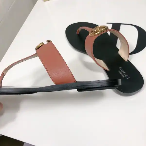 GUCCI Leather thong sandal with Double G