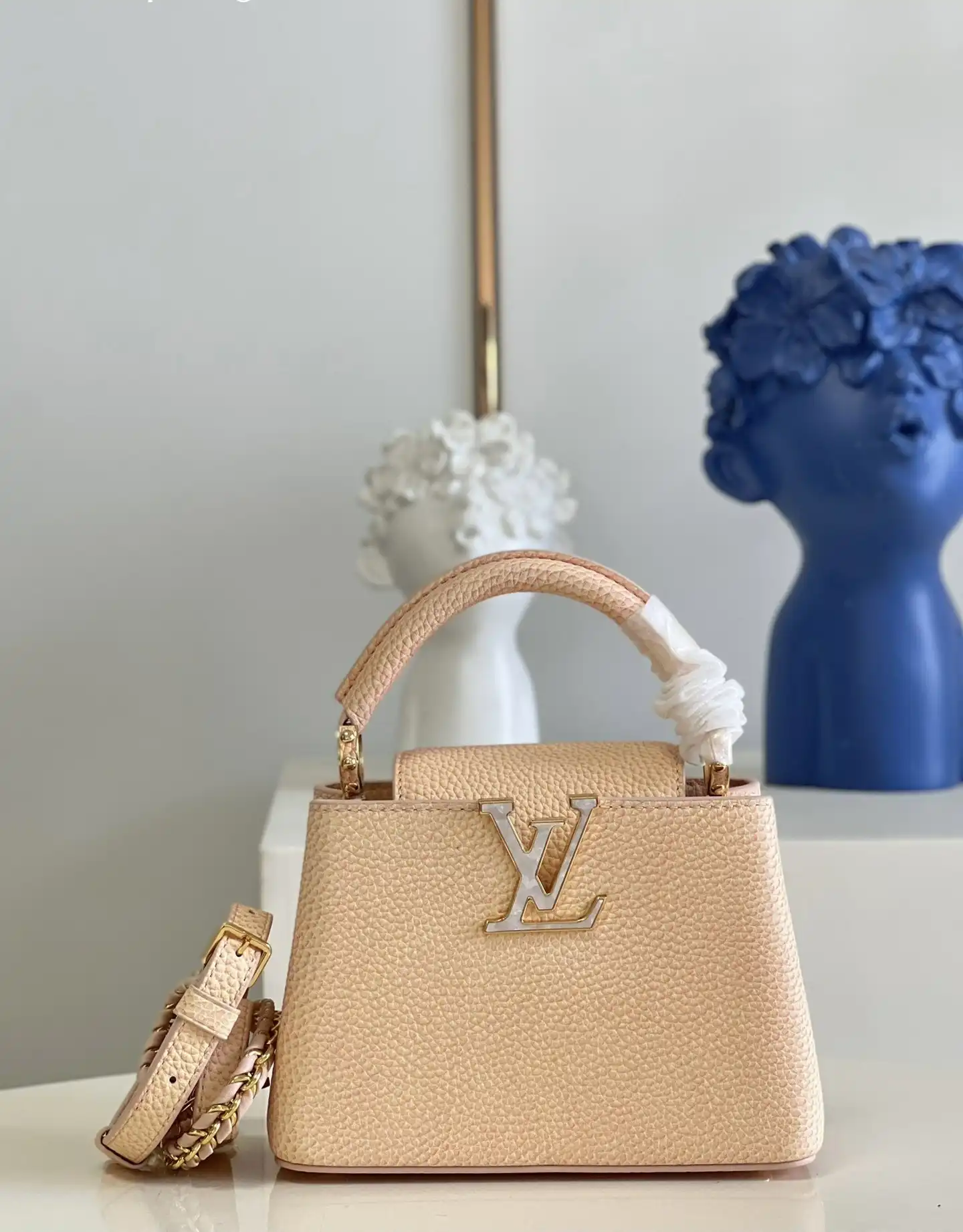 First bag ru LOUIS VUITTON CAPUCINES MINI