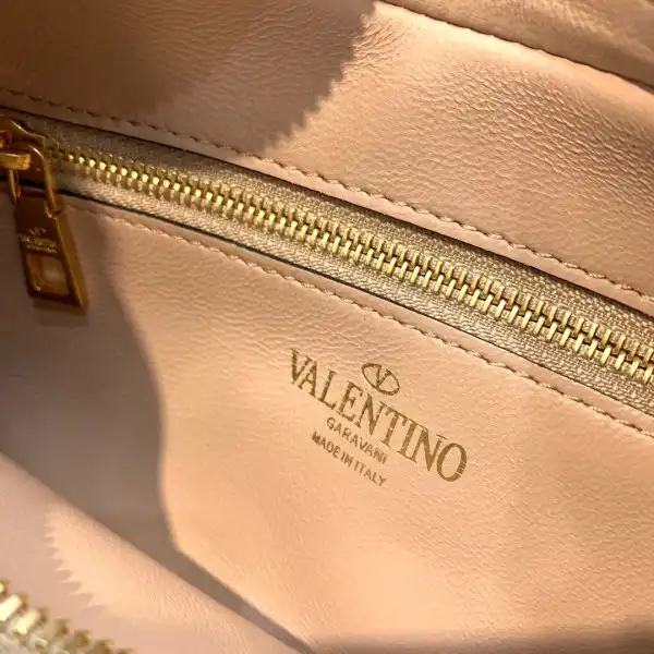 Yupoo bagsoffer VALENTINO STUD SIGN CALFSKIN HOBO BAG