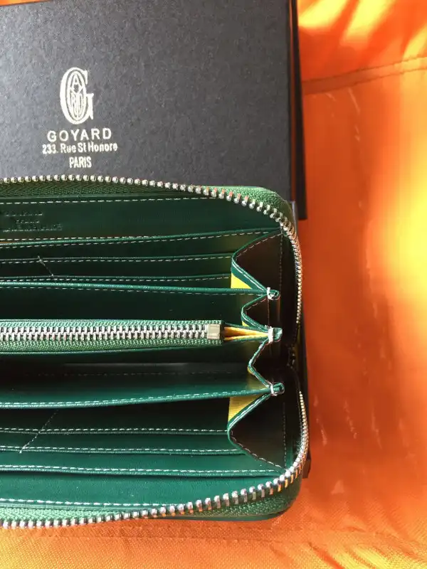 First bag ru GOYARD ZIPPY WALLET