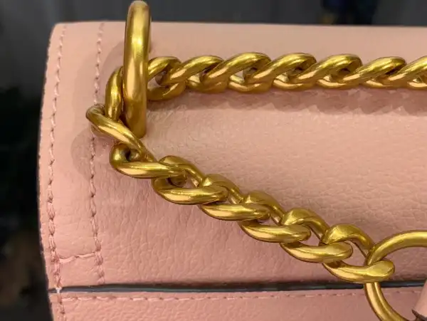 First bag ru LOUIS VUITTON LOCKME CHAIN PM