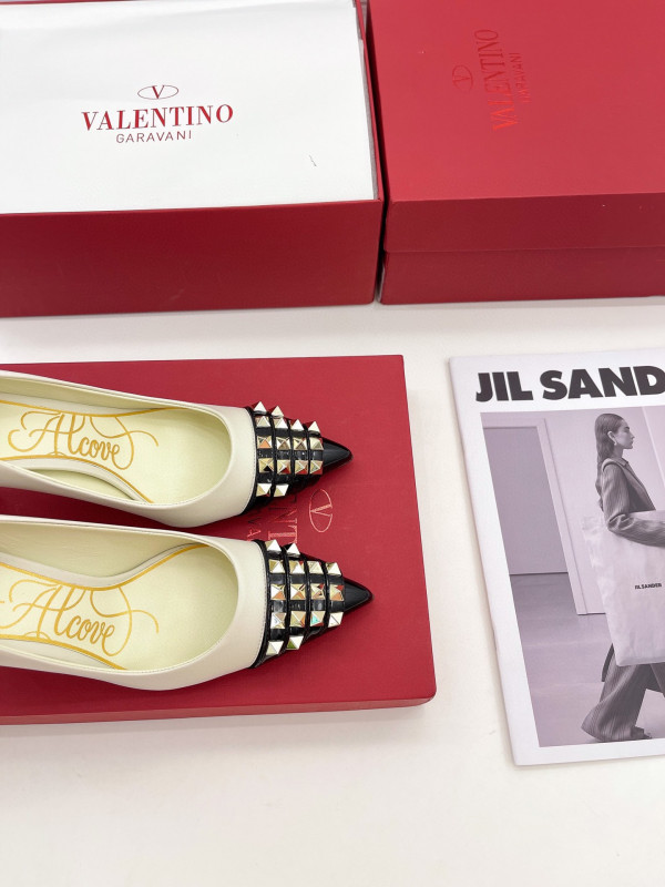 HOT SALE VALENTINO ROCKSTUD ALCOVE KIDSKIN AND PATENT-LEATHER PUMP