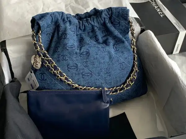 CHANEL 22 SMALL HANDBAG