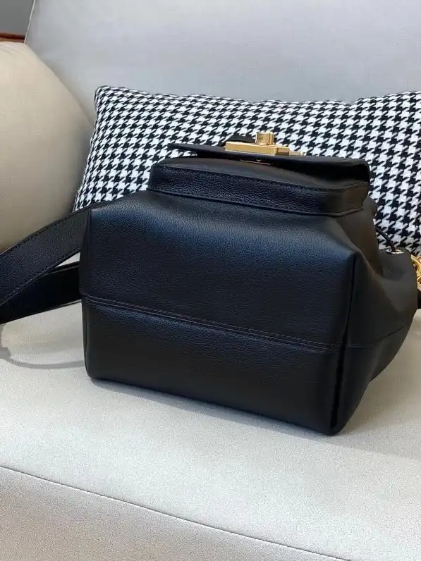 First Bag Ru LOUIS VUITTON LOCKME BUCKET