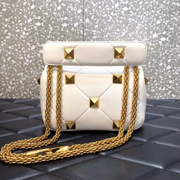 VALENTINO ONLINE EXCHANELUSIVE SMALL ROMAN STUD THE SHOULDER BAG WITH CHAIN