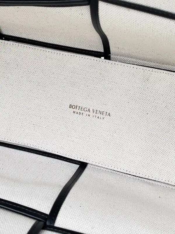 BOTTEGA VENETA ARCO LARGE TOTE