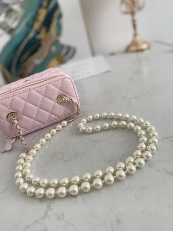 CHANEL CHANELUTCH WITH CHAIN