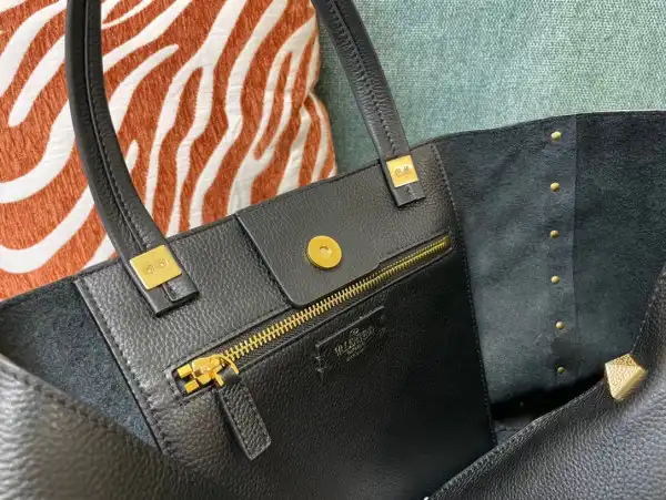 VALENTINO GARAVANI ROMAN STUD TOTE BAG