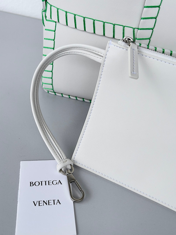 HOT SALE BOTTEGA VENETA Small Arco Tote Bag