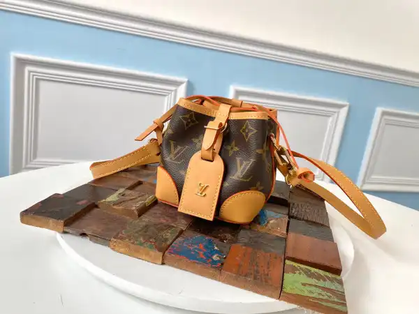 Frstbag ru LOUIS VUITTON NOÉ PURSE