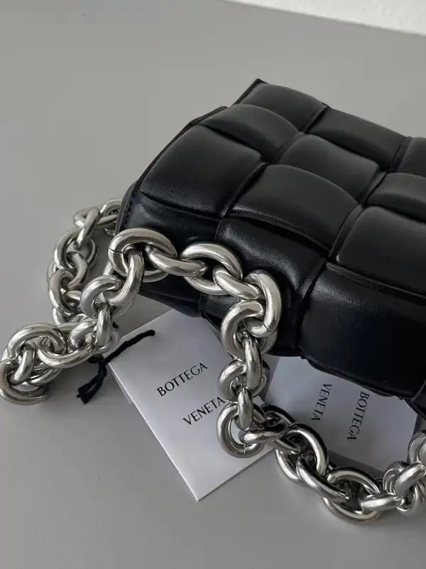 First bag ru BOTTEGA VENETA THE CHAIN CASSETTE