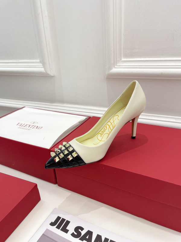 HOT SALE VALENTINO ROCKSTUD ALCOVE KIDSKIN AND PATENT-LEATHER PUMP