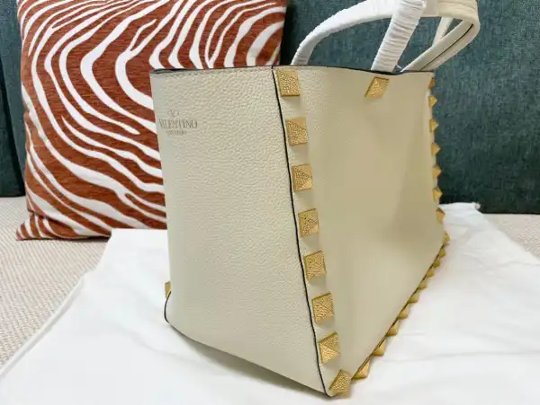 Bagsoffer yupoo VALENTINO GARAVANI ROMAN STUD TOTE BAG