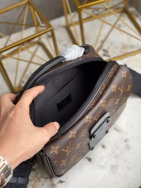 First bag ru LOUIS VUITTON S LOCK MESSENGER