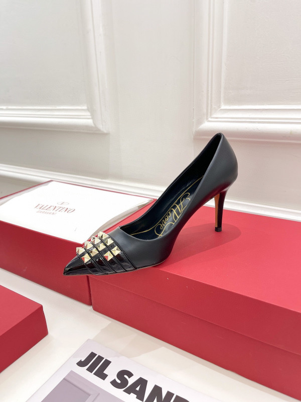 HOT SALE VALENTINO ROCKSTUD ALCOVE KIDSKIN AND PATENT-LEATHER PUMP