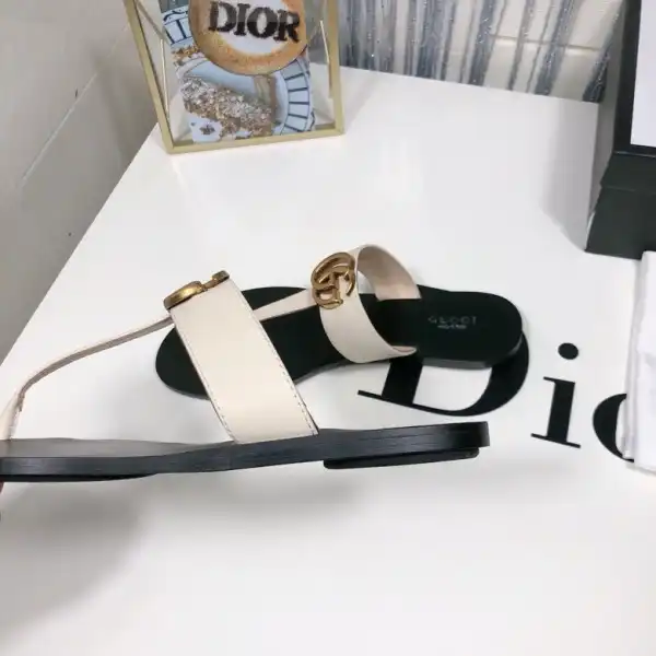 First bag ru GUCCI Leather thong sandal with Double G