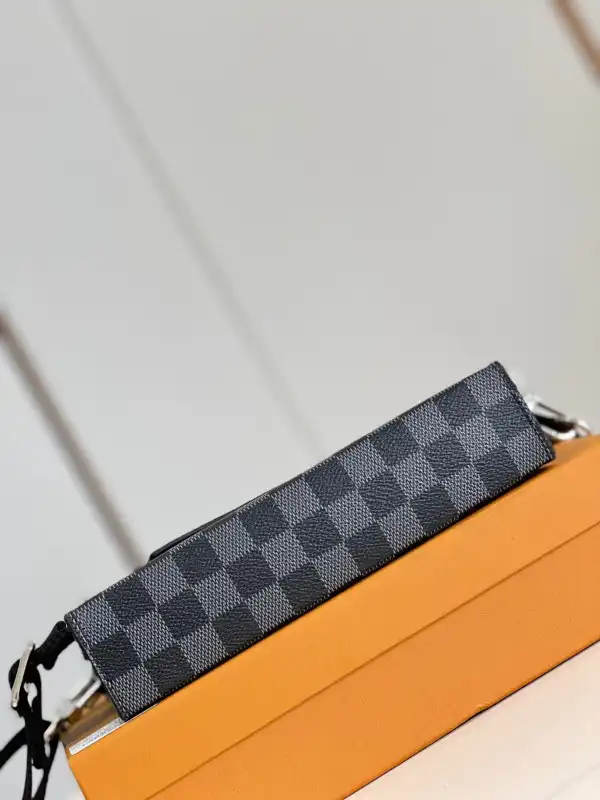 Firstbag Ru LOUIS VUITTON GASTON WEARABLE