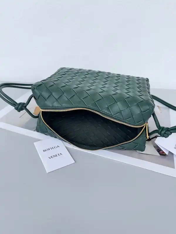 First bag ru BOTTEGA VENETA Small Loop Camera Bag