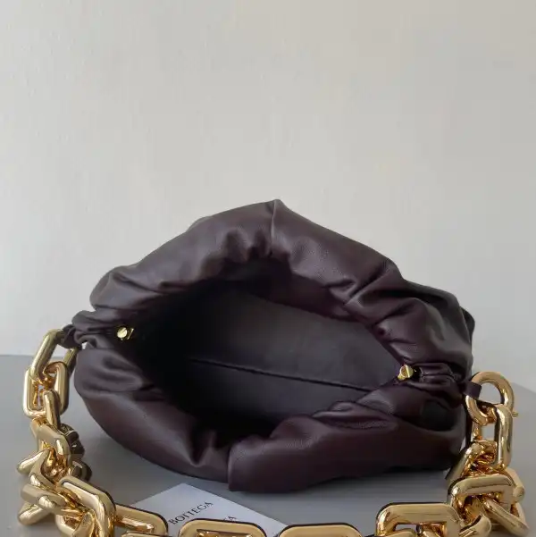 First bag ru BOTTEGA VENETA THE CHAIN POUCH