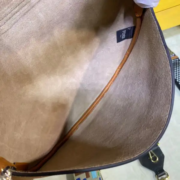 Firstbag Ru FENDI SMALL CROISSANT