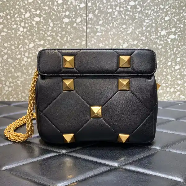 VALENTINO ONLINE EXCHANELUSIVE SMALL ROMAN STUD THE SHOULDER BAG WITH CHAIN