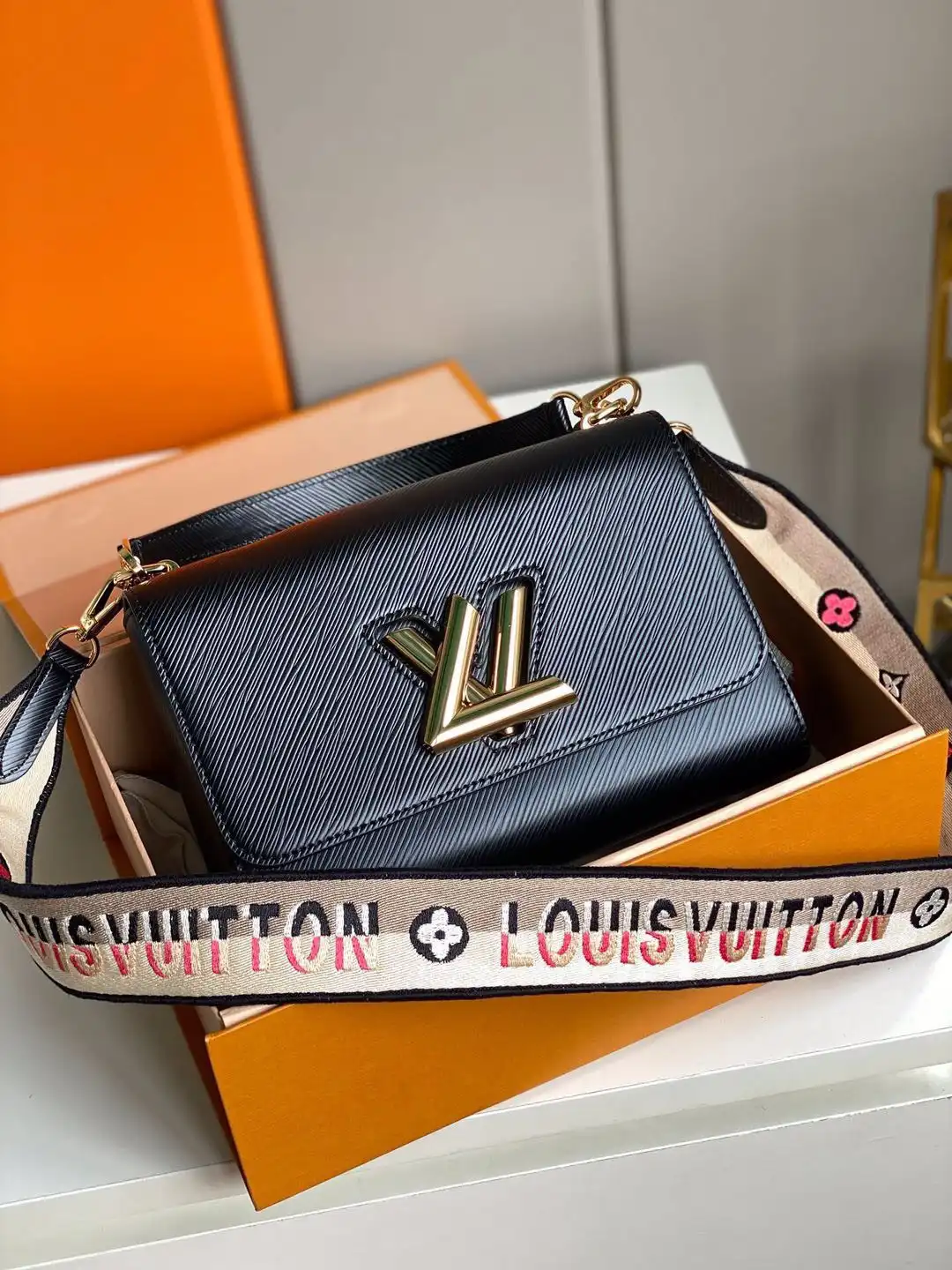 LOUIS VUITTON TWIST MM